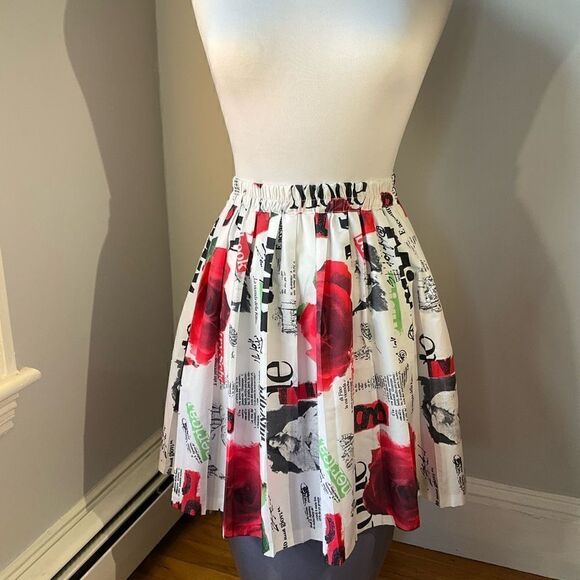 Pleated Newsprint Miniskirt! Red Roses, Green Leaves. Carrie Bradshaw Vibes! - Picture 5 of 8